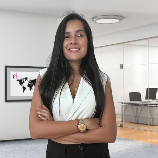CEO agencia de MArketing Eliana Mendoza de brazos cruzados