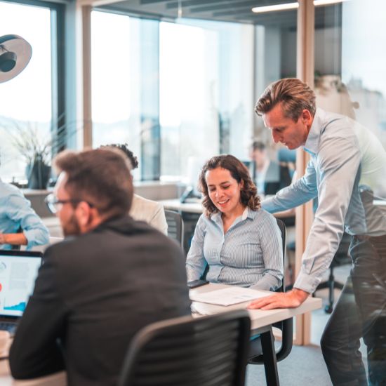 trabajadores de agencia compartiendo ideas