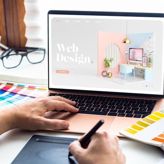 persona frente a un ordenador diseñando una web