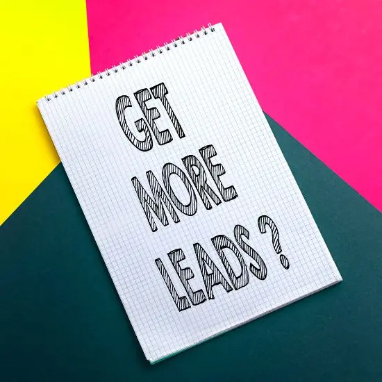 Hoja con frase Get more leads? fondo de colores