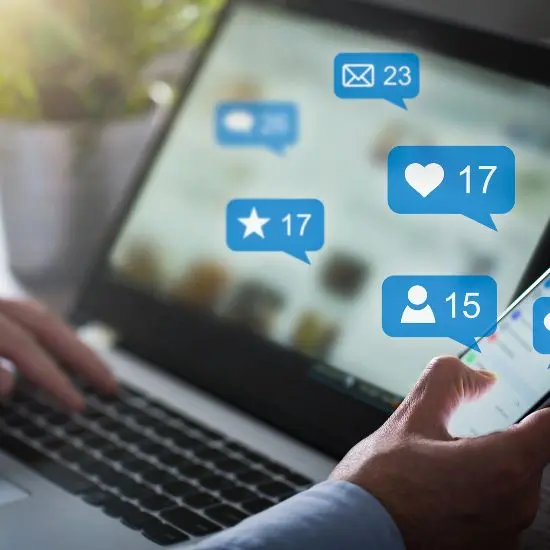 Iconos relacionados con reacciones de redes sociales con computadora de fondo