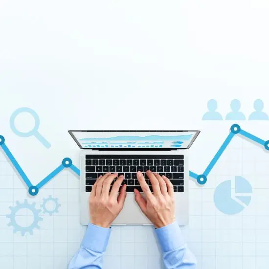 Manos tecleando y mostrando imágenes relacionadas con KPIs